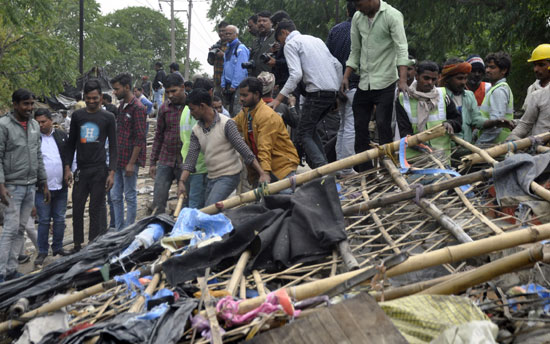 अकबरनगर बस्ती में चले 5 बुलडोजर,ड्रोन से इलाके की निगरानी, रोते रहर महिलाएं