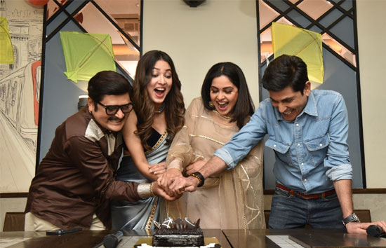 ‘भाबीजी घर पर हैं‘ के आठ साल हुए पूरे, जश्न में डूबे कलाकार 