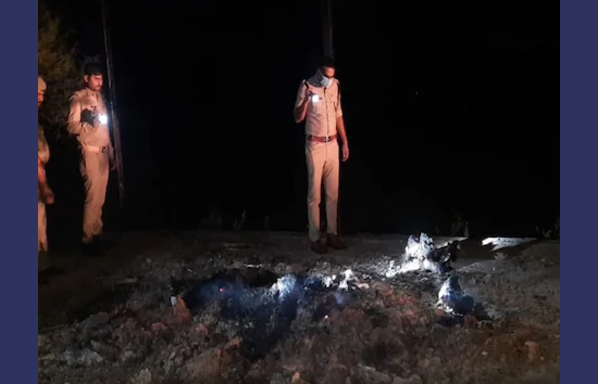 आगरा : माता पिता पर लगा बेटे की हत्या का आरोप, रात में जलती चिता से निकाला गया अधजला शव