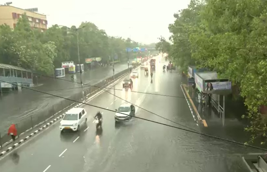 दिल्ली-NCR में भारी बारिश, आंधी से एक महिला समेत 3 बच्चों की मौत, सड़कों पर भरा पानी, 100 फ्लाइट्स लेट