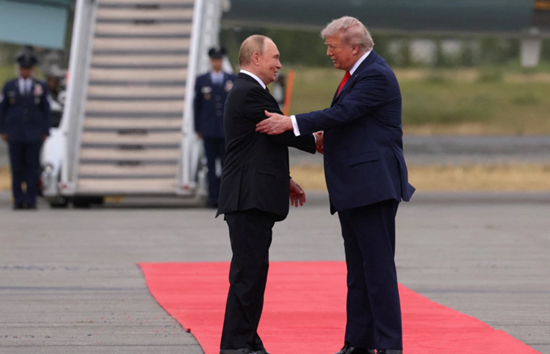 स्वागत के साथ ट्रंप  ने पुतिन को दिखाई सैन्य ताकत, आसमान में दिखे B-2 बॉम्बर और फाइटर जेट्स