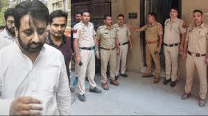 दिल्ली पुलिस ने गश्त के दौरान बुलेट के मॉडिफाई साइलेंसर से तेज आवाज निकाल रहे दो युवकों को किया गिरफ्तार 