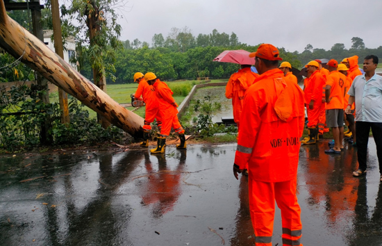 चक्रवाती तूफान रेमल ने बंगाल में मचाई तबाही, तेज हवा संग भारी बारिश, कई घरों हुआ नुकसान 