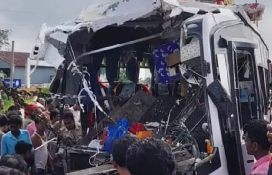 पश्चिम बंगाल: बर्धमान में भीषण सड़क हादसा, ट्रक-बस की टक्कर  में 10 लोगों की मौत, दो दर्जन से ज्यादा घायल