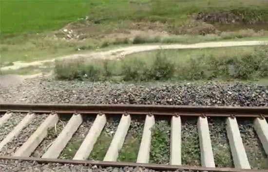 आखिर बिहार में हो क्या रहा ? कभी पटरी तो कभी पिलर अब अब रेल पटरी धंसने से टला बड़ा हादसा  
