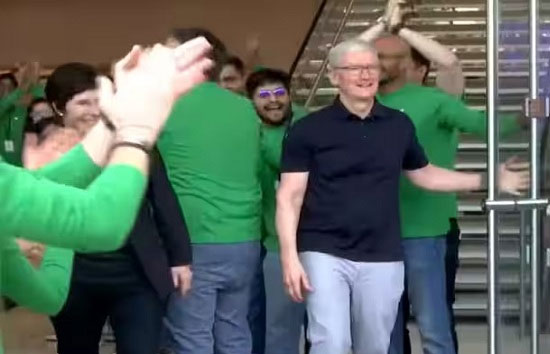 एप्पल का भारत में खुला पहला फ्लैगशिप रिटेल स्टोर, सीईओ टिम कुक  ने किया उद्घाटन