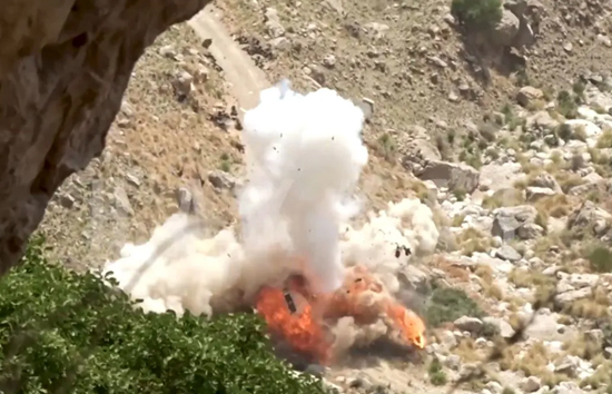 पाकिस्तान में IED धमाका, सैनिकों की गाड़ी को बम से उड़ाया, 10 की मौत