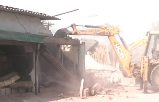 अहमदाबाद नगर निगम प्रशासन ने चंडोला तालाब पर बने अवैध आलीशान फार्म हाउस पर चलाया बुलडोजर 