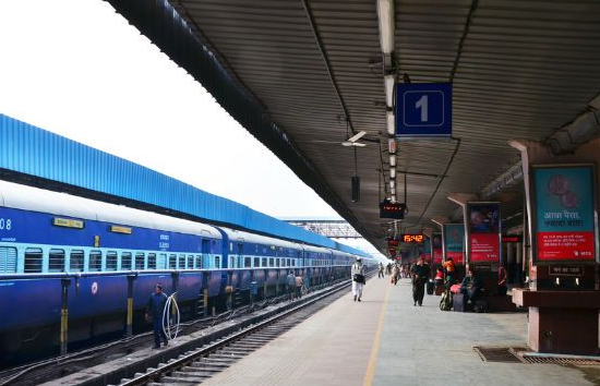 सोते रहे स्टेशन मास्टर, सिग्नल नहीं मिलने की वजह से प्लेटफार्म पर आधे घंटे खड़ी रही ट्रेन, ड्राइवर के हॉर्न का भी हुआ असर  