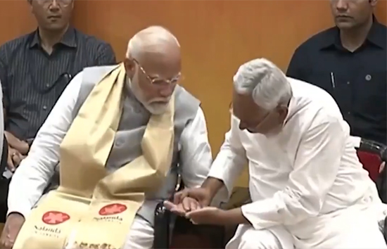 आखिर प्रधानमंत्री की अंगुलियों में अचानक क्या देखने लगे नीतीश कुमार...की थोड़ी देर के लिए मोदी भी हो गए हैरान 