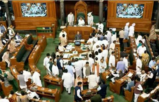 लंदन में राहुल गांधी वाले बयान पर संसद में हंगामा, कार्यवाही कल तक के लिये स्थगित