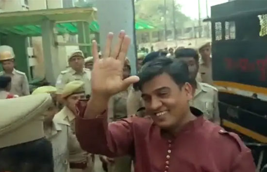 कानपुर : फर्जी आधार कार्ड और रंगदारी मामले में कोर्ट में पेश हुए सपा विधायक इरफान सोलंकी 