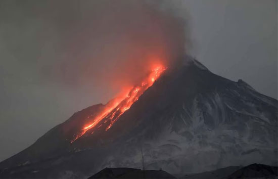 रूस में शिवलुच ज्वालामुखी फटा, कई किलो मटीर तक नजर आया राख का गुब्बारा 