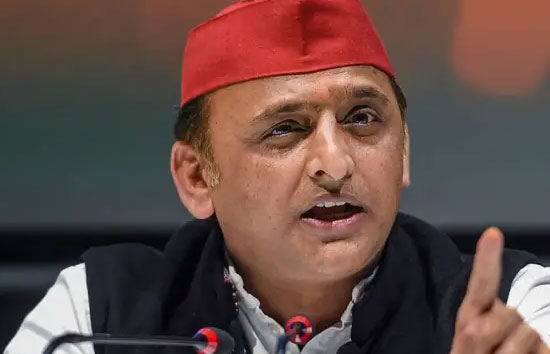 लखनऊ : कार से रेलवे प्लेटफार्म पहुंचे मंत्री जी, अखिलेश का तंज, अच्छा हुआ बुलडोजर से नहीं आए