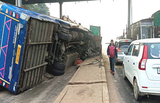 यूपी : अयोध्या के रौनाही टोल प्लाजा पर पलटी बस, 15 यात्री घायल