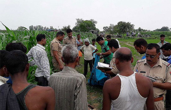 फसल काटने गए युवक का खेत में पड़ा मिला शव, पत्नी और साढ़ू गिरफ्तार 