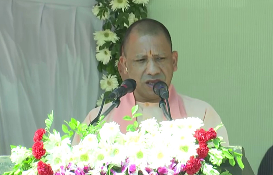 मुख्यमंत्री योगी ने 150 नयी बसों को दिखाई हरी झंडी, यूपी में जल्द 60 साल की महिलाओं को फ्री यात्रा की सुविधा देगा रोडवेज 