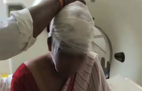 यूपी : बस्ती में सपा नेता ने बुजुर्ग महिला पर किया कुल्हाड़ी-सरिया से हमला, नहीं लिखी गई FIR,  एसपी  ने की कार्रवाई 