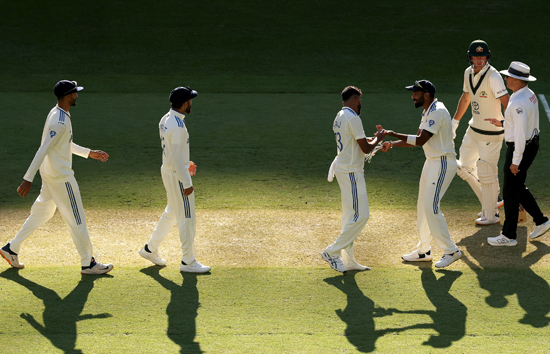 IND vs AUS : भारत के लो स्कोर के आगे पहली पारी ऑस्ट्रेलिया टेके घुटने, बुमराह ने झटके 4 विकेट  