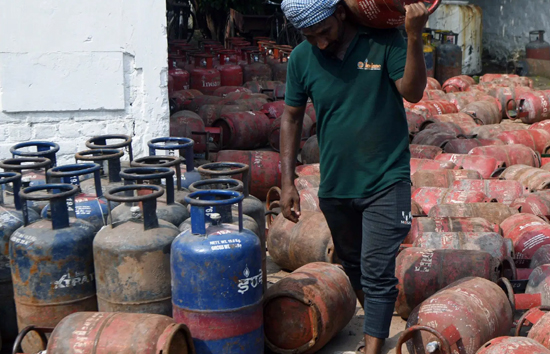 LPG Price : नए साल पर सरकार ने दिया तोहफा, LPG सिलेंडर के दाम में की कटौती