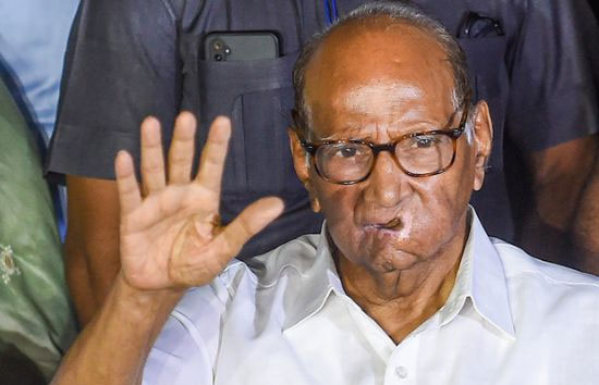 एनसीपी में खलबली, शरद पवार ने किया अध्यक्ष पद छोड़ने का ऐलान, समर्थकों ने की नारेबाजी