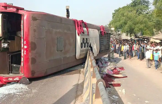 यूपी : अयोध्या में भीषण सड़क हादसा, 3 की मौत, 30 घायल, सीएम योगी दुखी  