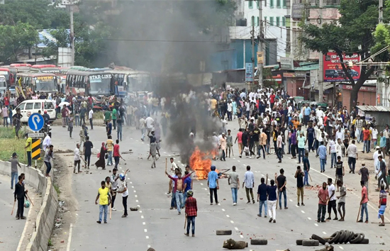 आरक्षण की आग जल रहा बांग्लादेश, उपद्रवियों को “देखते ही गोली मार देने” का आदेश, सब कुछ बंद 