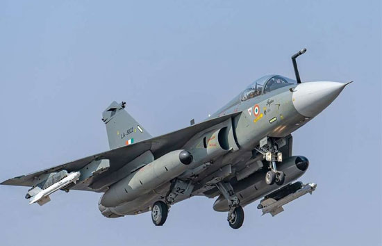 रातभर LOC पर गरजे फाइटर जेट्स, सेना को सरकार के एक आदेश का इंतजार, उधर दहशत में है पाकिस्तान