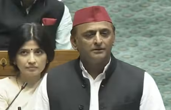 अनुराग ठाकुर से खेल गए अखिलेश, बोले-जिसने हराया उसको हटा नहीं पा रहे