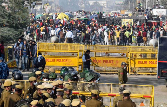 दिल्ली कुछ को फिर आगे बढ़े किसान, रातभर बॉर्डर पर रहे डटे, इंटरनेट बैन बढ़ा