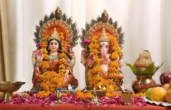 Diwali 2022 : देशभर में आज दिवाली की धूम, जानें पूजा का शुभ मुहूर्त और पूजन विधि