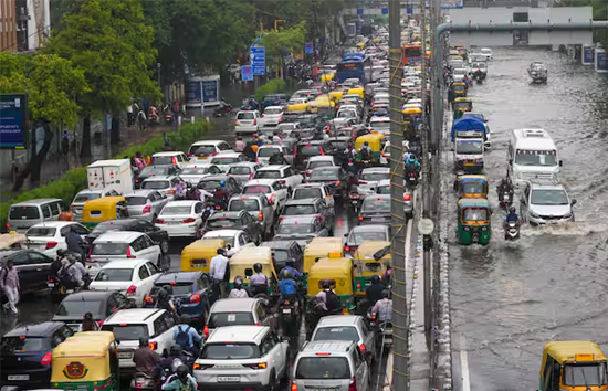 भारी बारिश के बाद दिल्ली से गुरुग्राम घुटनों तक भरा पानी, लगा भारी जाम, ऑरेंज अलर्ट जारी
