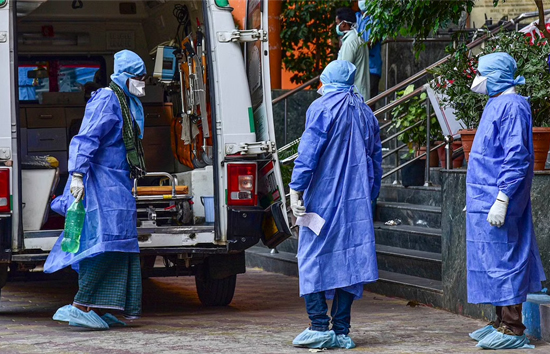 coronavirus in india : कोरोना के नए मामलों जबरदस्त उछाल, 24 घंटे में 5,233 नए केस 