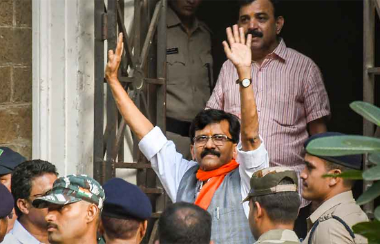 16 घंटे लंबी पूछताछ के बाद  शिवसेना नेता संजय राऊत को ED ने किया गिरफ्तार