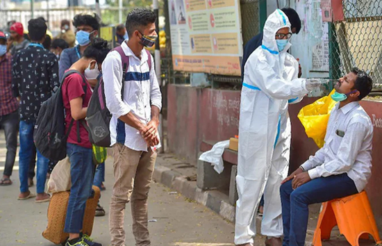 coronavirus update : देश में घटे कोरोना के केस, 24 घंटे में मिले 12,751 मरीज, 32 की मौत