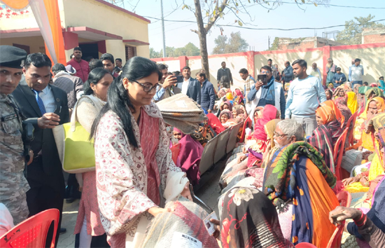 अनुप्रिया पटेल ने असहाय, निर्धन व विकलांग लोगों को वितरित किए कंबल