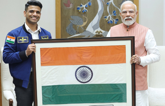 PM मोदी से मिले मुलाकात शुभांशु शुक्ला, अपने साथ अंतरिक्ष ले गए तिरंगे को किया भेंट