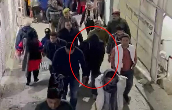 बॉलीवुड किंग शाहरुख खान ने मां वैष्णो देवी मंदिर में टेका माथा