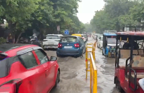 राजधानी में दिल्ली में बारिश से गर्मी से मिली राहत लेकिन कई फ्लाइटें पर बुरा असर, कश्मीर में जनजीवन अस्त-व्यस्त 