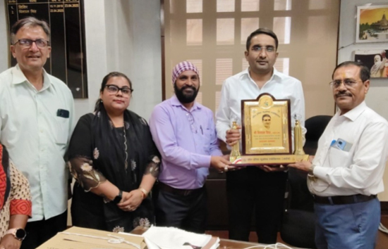 आईना अध्यक्ष अजय वर्मा ने सूचना निदेशक मुलाकात, लंबित भुगतान समेत समाचार-पत्रों को बजट का 50 प्रतिशत विज्ञापन दिए जाने की मांग की 