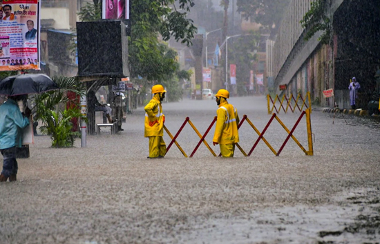 मुंबई हुई पानी-पानी, भारी बारिश के बाद कमर तक भरा पानी स्कूल-कॉलेज बंद, कई फ्लाइटों पर भी असर