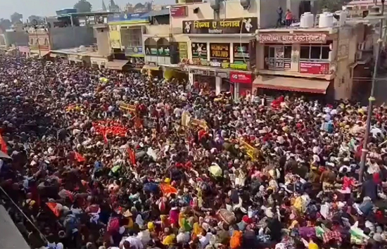 अयोध्या : रामलला के दर्शन के लिए उमड़ी भारी भीड़...सड़कें और गली में पैर रखने की जगह नहीं, प्रशासन के छूटे पसीने