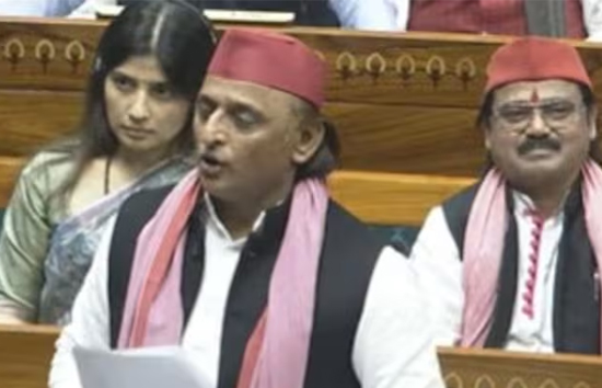 वंदे मातरम पर विशेष चर्चा के बीच अखिलेश यादव ने पूछा...इंडिगो के विमान उड़ नहीं रहे या उड़ाए नहीं जा रहे