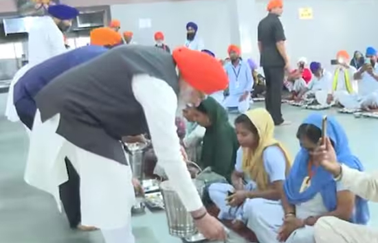 पटना साहिब के गुरुद्वारे में पीएम मोदी ने टेका मत्था, पगड़ी में पहनकर लोगों को परोसा लंगर
