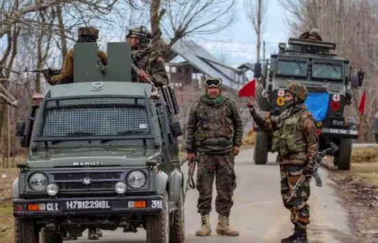 जम्मू-कश्मीर में बड़ा आतंकी हमला, 2 जवान शहीद, 2 पोर्टरों की भी गई जान 