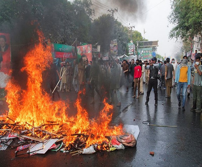   इमरान खान की गिरफ्तारी को लेकर देश के प्रमुख शहरों में पुलिस और कार्यकर्ताओं के बीच हुयी झड़प 