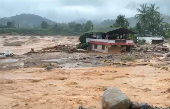 वायनाड में लैंडस्लाइड से चारों तरफ तबाही, अब तक 84 की गई जान, मलबे में फंसे लोगों का रेस्क्यू जारी 