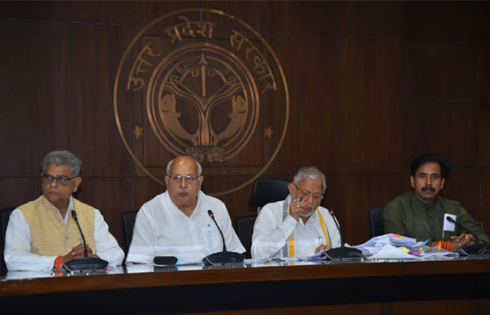 यूपी कैबिनेट बैठक में  33 प्रस्तावों पर लगी मुहर, छोटे व्यापारियों को 5 लाख का दुर्घटना बीमा, आगरा-मथुरा में हेलीपैड