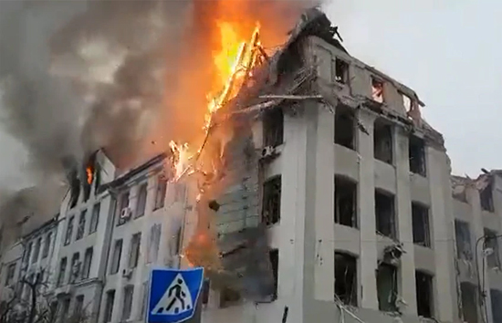 यूक्रेन में तबाही मचा रही रूसी सेना, खारकीव में पुलिस मुख्यालय पर दागी मिसाइलें 