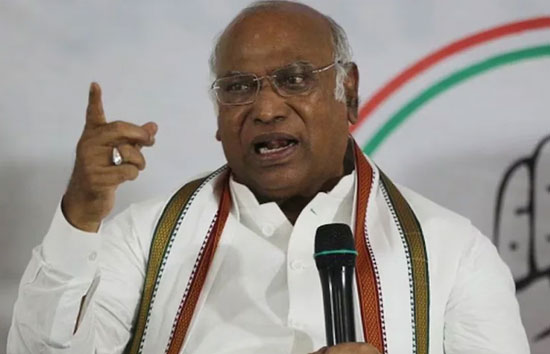 मोदी कांग्रेस को अर्बन नक्सल की पार्टी कहते हैं, खुद उनकी बीजेपी Terrorist की पार्टी है :  खड़गे 